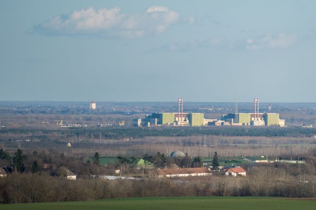 V atómovej elektrárni Paks znížili výkon pre zvýšenú teplotu Dunaja