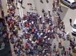 Video: Jeden z divákov spôsobil hromadný pád na Tour de France