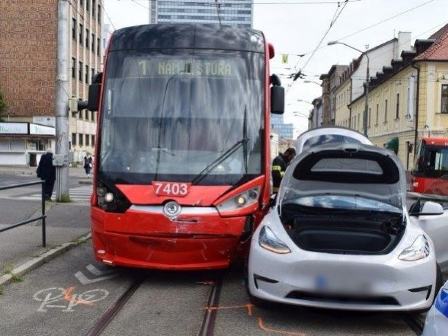 Zrážka električky s autom: Vodičku museli previezť do nemocnice