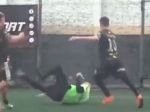 Video: Futbalistu, ktorý napadol rozhodcu, našli mŕtveho