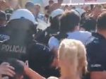 Video: Polícia zasahovala na kúpalisku. Zvrhlíkov takmer zlynčoval dav