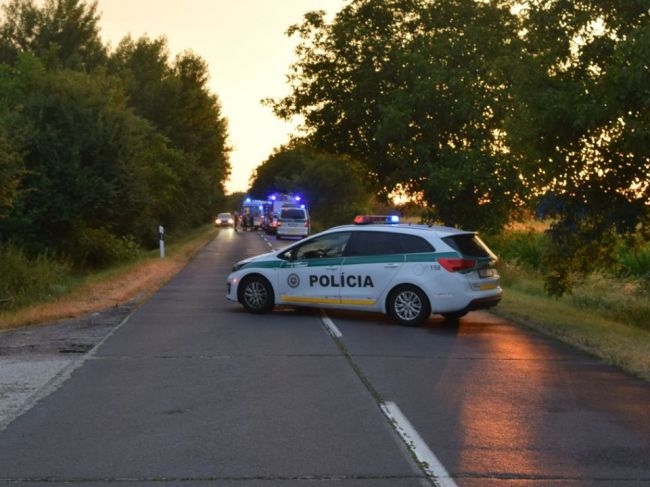 Opitý cyklista spadol rovno pred auto, vodič už nestihol reagovať 