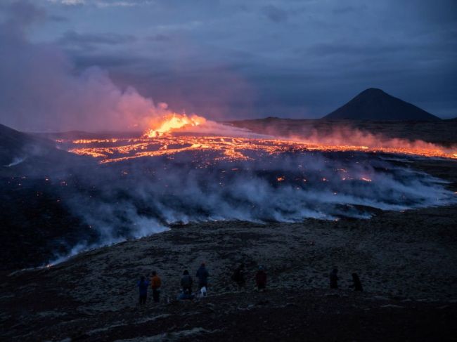 Na islandskej sopke sa zrútil kráter, tok lávy sa zmenil