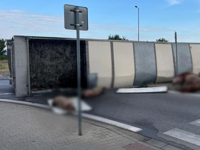 Tragická nehoda: Na kruhovom objazde sa prevrátil kamión