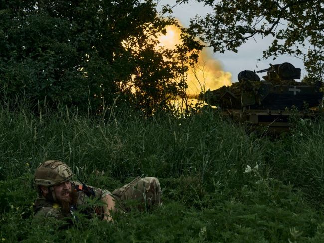 Ukrajinská armáda už na fronte používa kazetovú muníciu, píšu americké noviny