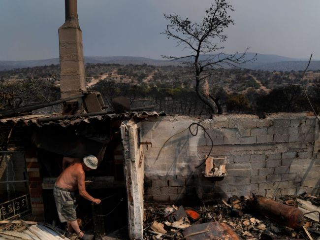 Rodos naďalej sužujú lesné požiare, úrady evakuujú aj turistov