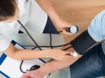 Podceňovanie vysokého krvného tlaku môže viesť k orgánovým komplikáciám, upozorňuje NÚSCH