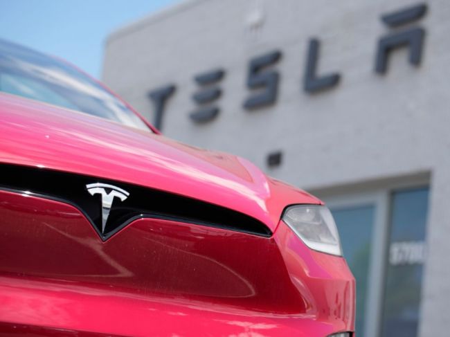Tesla začína ponúkať dlhšie pôžičky na autá, keď úrokové sadzby rastú