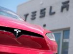 Tesla začína ponúkať dlhšie pôžičky na autá, keď úrokové sadzby rastú