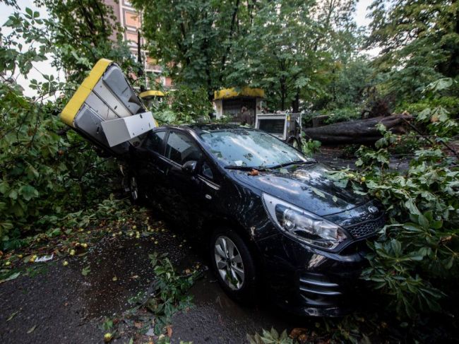 Sever Talianska zasiahlo krupobitie a vietor, hlásia aj obete