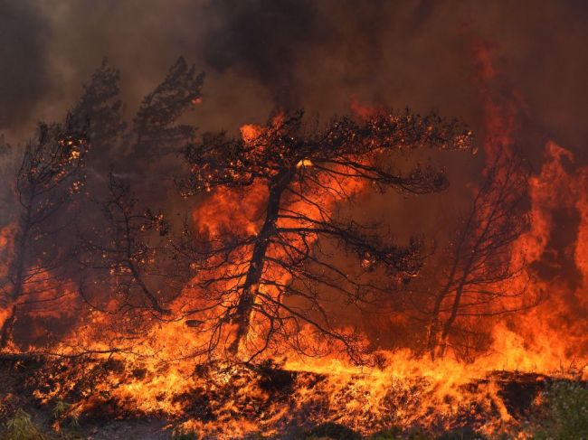 Hasiči na Rodose prosia o pomoc. Varujú, že do zajtra môže zhorieť celý juh ostrova