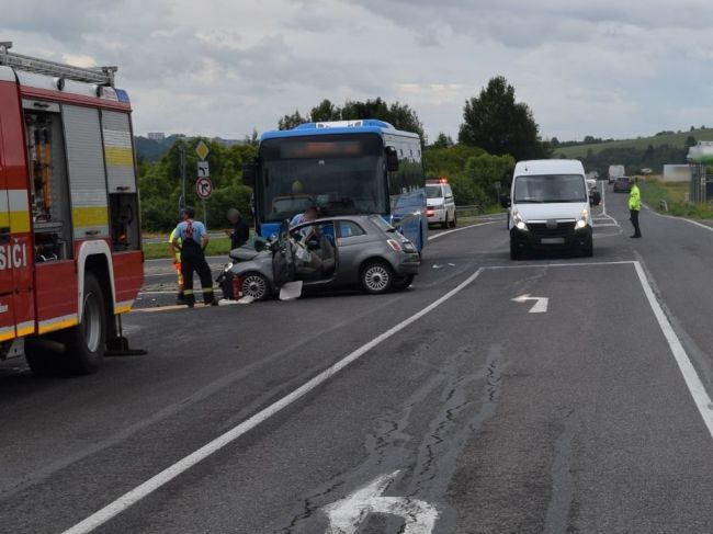 Auto sa zrazilo s autobusom, viacerých zranených previezli do nemocnice