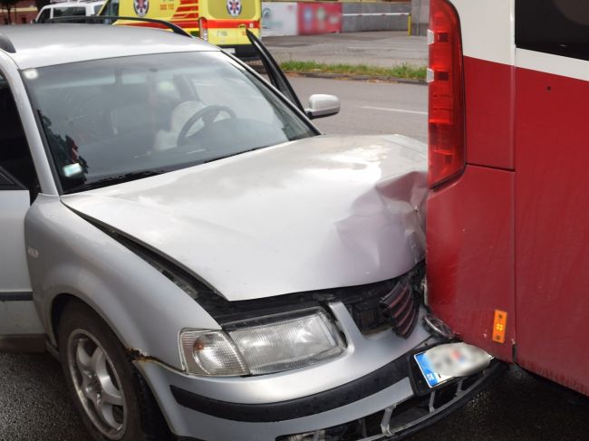 Opitý vodič vrazil do autobusu. Muž jazdil pod vplyvom alkoholu aj predtým