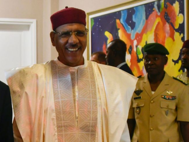 Zadržaný nigerský prezident Bazoum vyhlásil, že bude brániť demokraciu