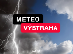 Meteorológovia varujú pred búrkami. Výstrahy platia v tejto oblasti, môžu sa vyskytnúť aj krúpy