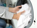 Šikovný trik na pranie bieleho oblečenia: Stačí pridať bežný produkt a bude žiariť