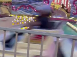Video: Kolotoč sa vymkol kontrole. Zamestnanci sa len bezmocne prizerali