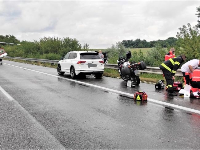 Nehoda na diaľnici: Motorkár sa zrazil s osobným autom, zasahoval vrtuľník