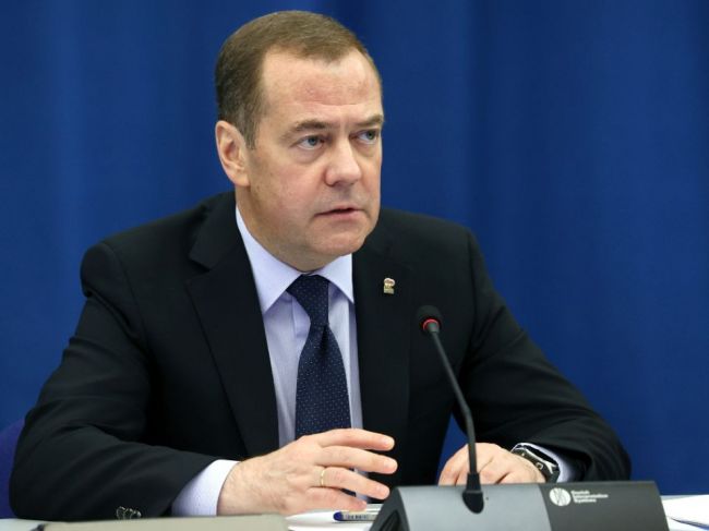 Medvedev: Museli by sme použiť jadrové zbrane, ak by ukrajinský protiútok uspel