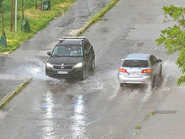 V pondelok nie sú vylúčené búrky, výstrahy platia pre tieto okresy