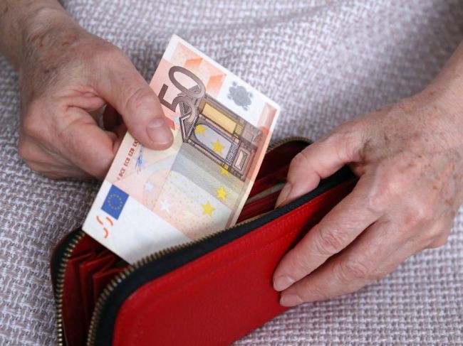 Dôchodkové dávky sa mimoriadne valorizujú. Prvé zvýšenie príde už čoskoro