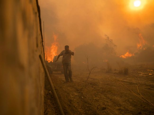 Situácia s požiarmi v Grécku sa zlepšila, vznikať však môžu nové ohniská