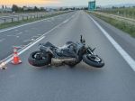 Motorkár jazdil po R1 na jednom kolese, risk ho stál život