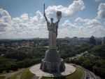 Video: Zo štítu obrovskej sochy Matka Vlasť odstránili sovietsky znak