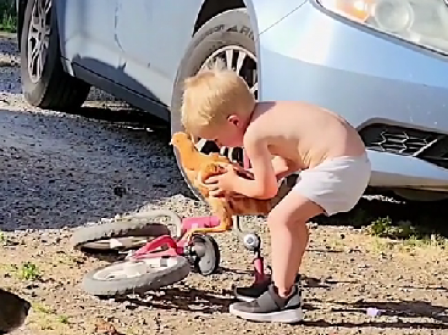 Video: Batoľa vozilo na bicykli sliepku. Toto snáď nedokážu ani v cirkuse!