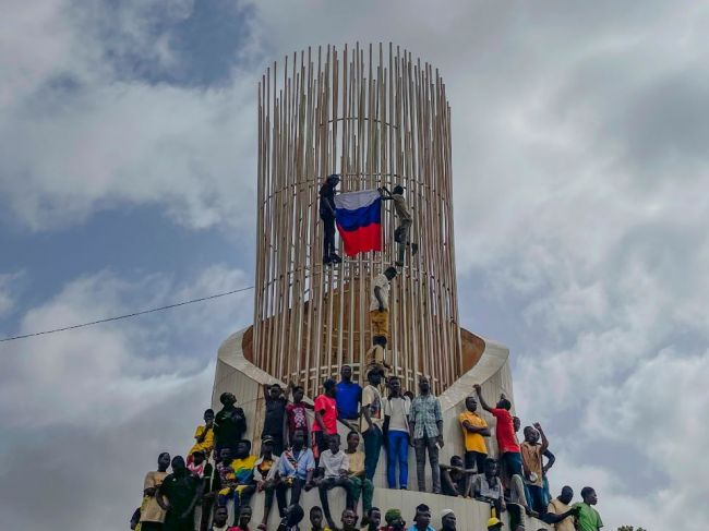 V Niamey sa zišli stovky ľudí, niektorí s ruskými vlajkami v rukách