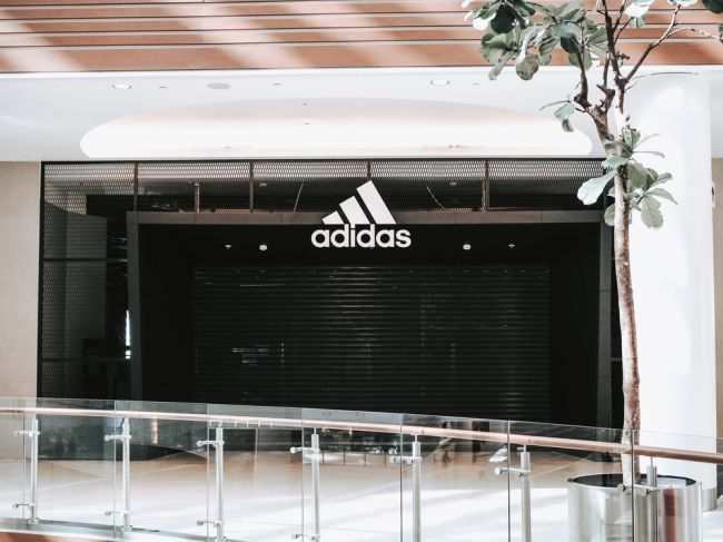 Adidas sa potrebuje zbaviť približne 100 obchodov v Rusku