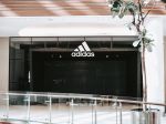 Adidas sa potrebuje zbaviť približne 100 obchodov v Rusku