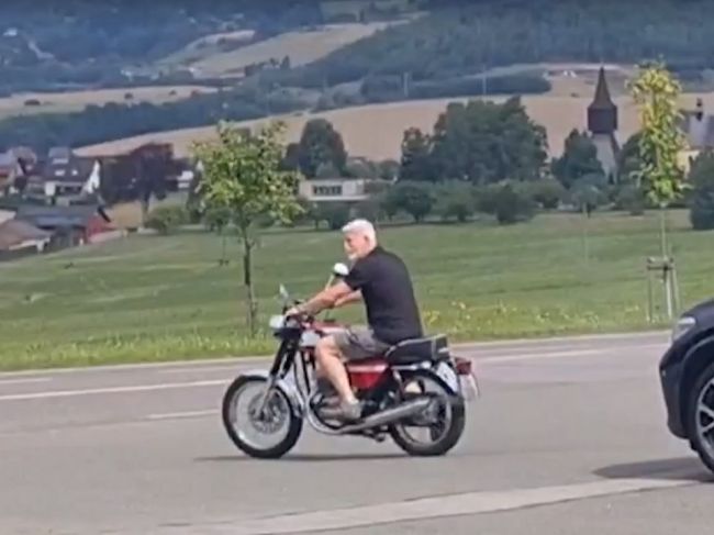 Video: Českého prezidenta zachytili na motorke bez helmy