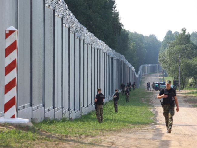 Poľský vzdušný priestor narušili bieloruské vrtuľníky, Poliaci posilňujú hranicu