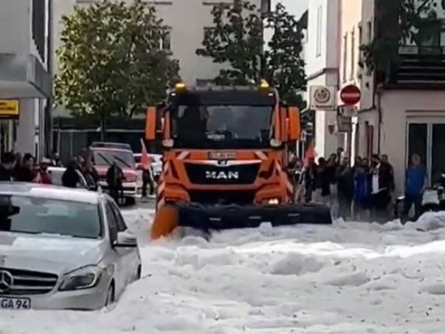 Video: V tomto meste museli nasadiť snežné pluhy na odstraňovanie krúp z ulíc 