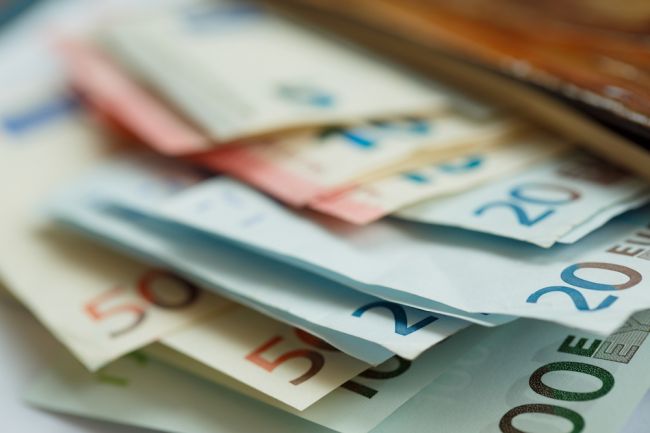 Odvahu požiadať o zvýšenie platu má o 20 % viac mužov ako žien