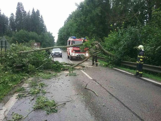 Hasiči zasahovali v nedeľu v súvislosti s počasím 146-krát