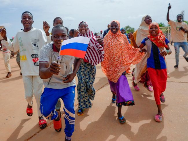Pred francúzsku základňu v Niamey prišli ľudia s nigerskými i ruskými vlajkami