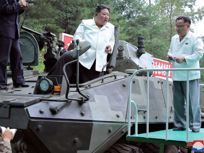 Kim Čong-un vyzval na zvýšenú výrobu rakiet