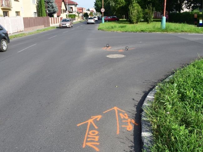 Pri dopravnej nehode sa ťažko zranil senior na invalidnej trojkolke