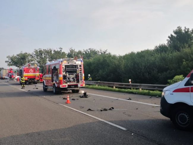 Smrteľná nehoda: Jedna osoba zraneniam na mieste podľahla, D2 je uzavretá