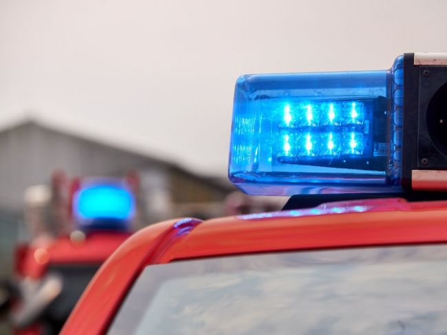 Hasiči zachránili zranenú osobu, ktorá uviazla v byte