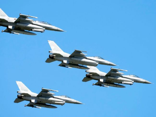 Ukrajinský minister obrany: Výcvik pilotov stíhačiek F-16 sa už začal