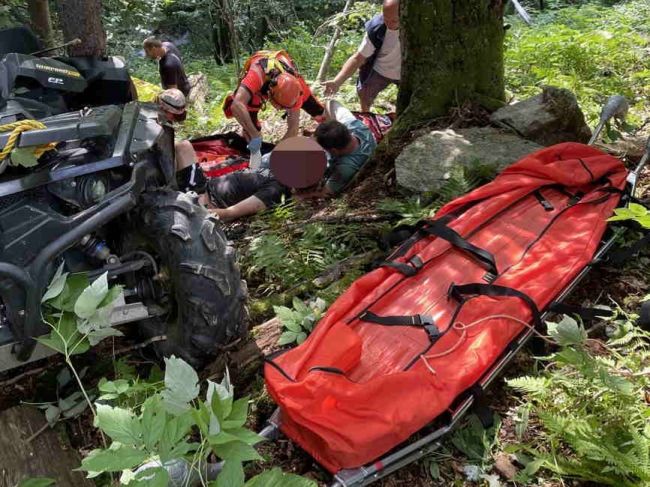 Muži na štvorkolke sa zachytili o strom, pri páde sa jeden vážne zranil