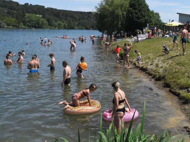 Vysoké teploty aj búrky. Slovensko dnes zasiahnu dva extrémy