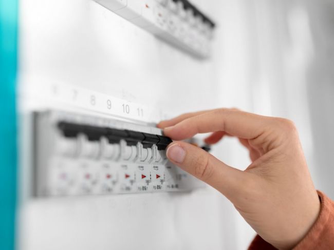 Niektorým odberateľom elektriny vráti štát časť poplatkov, má to jednu podmienku