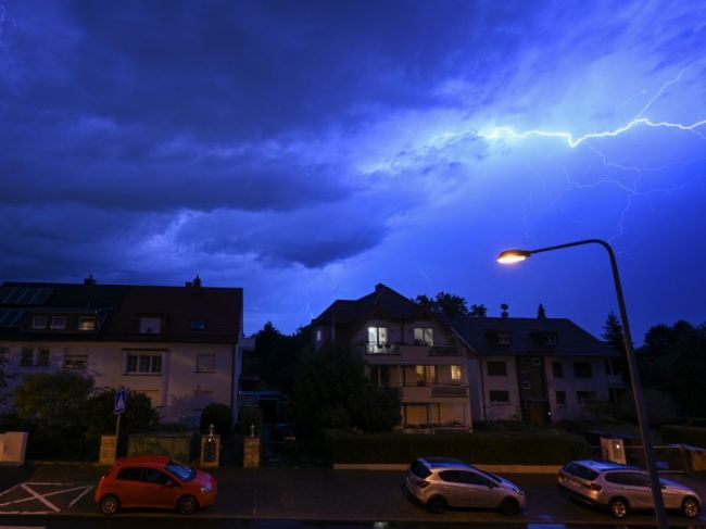 Bavorsko postihli silné búrky, ochromili vlakovú dopravu v Mníchove