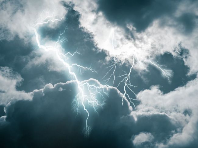 Silné búrky vyčíňali aj v Nemecku. Padajúci strom zabil muža v stane