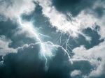 Silné búrky vyčíňali aj v Nemecku. Padajúci strom zabil muža v stane
