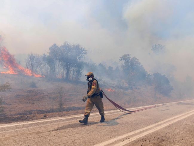 Hasiči v Grécku stále bojujú s požiarmi, za podpaľačstvo zadržali 2 ľudí